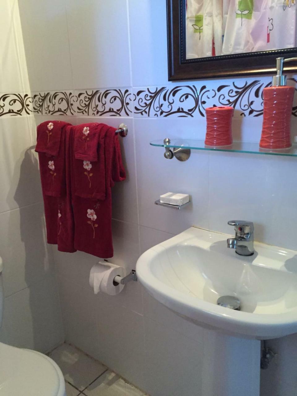 Goldenview Guesthouse โอโชรีโอส ภายนอก รูปภาพ