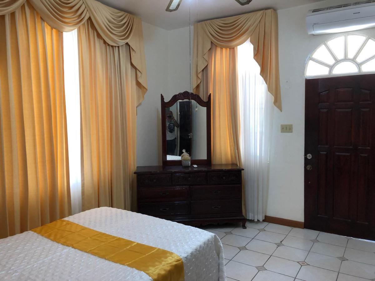 Goldenview Guesthouse โอโชรีโอส ภายนอก รูปภาพ