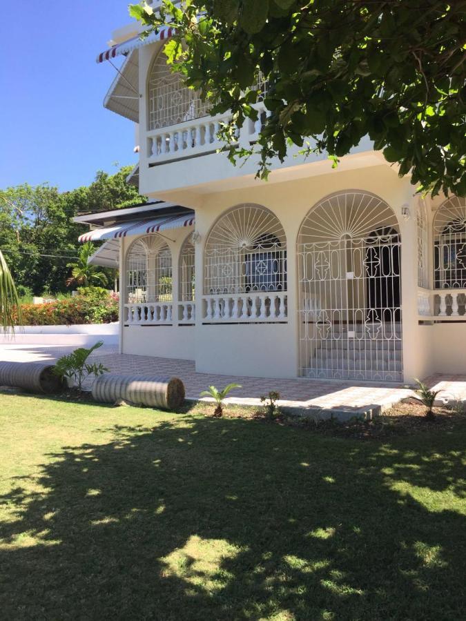 Goldenview Guesthouse โอโชรีโอส ภายนอก รูปภาพ